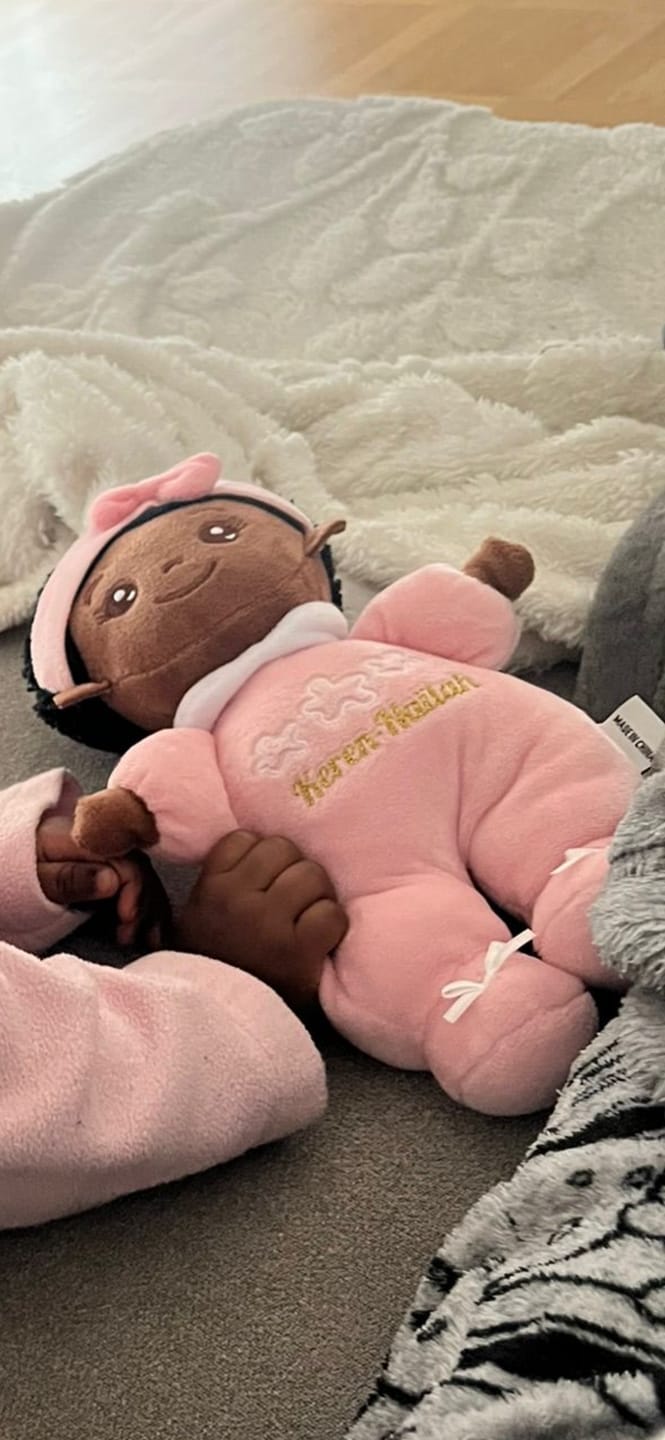 Customer photo review of Mini Rose Teint Foncé Personnalisée Poupée en Peluche