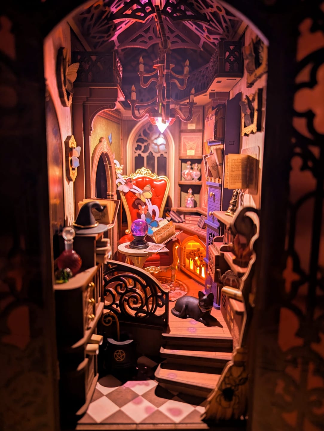 Customer photo review of Magic Fantasy Corner Book Nook mit Hexenkessel & Katze