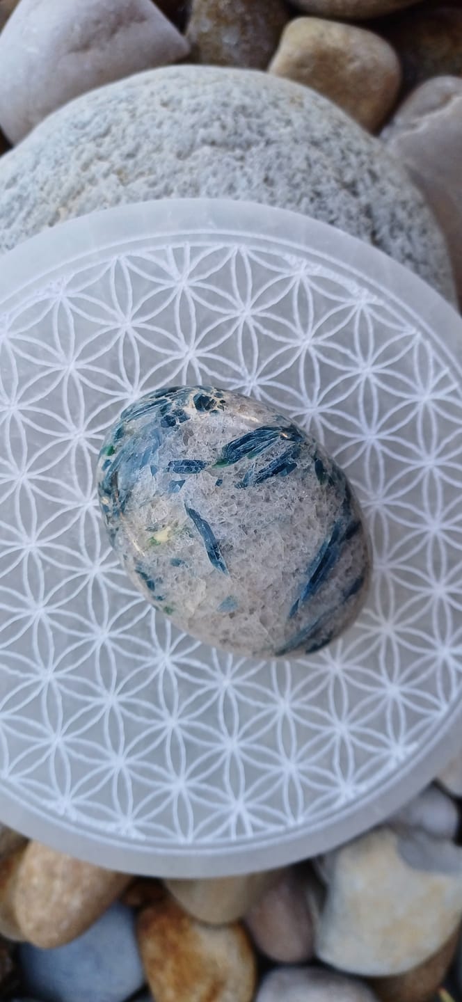 Customer photo review of Cyanite bleue sur Quartz - Galet