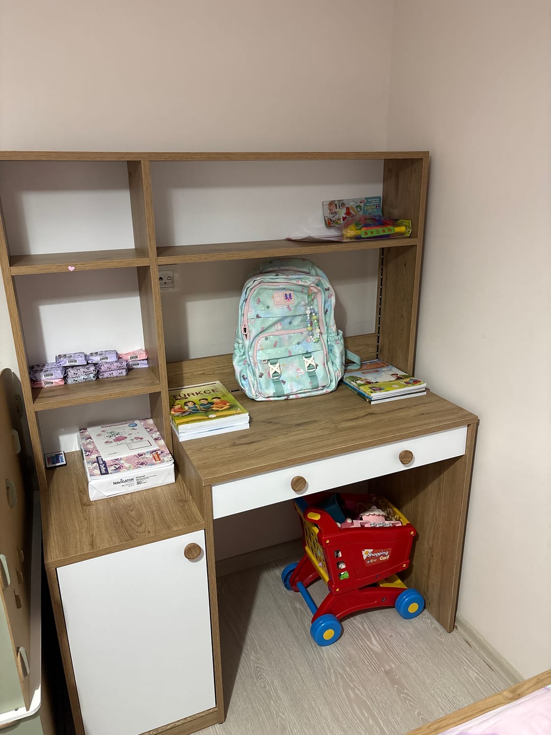 Customer photo review of Rani HA126 Kitaplıklı 4 Raflı  Kapaklı Çekmeceli Çalışma Ofis Bilgisayar Masası Sepet Ceviz - Beyaz