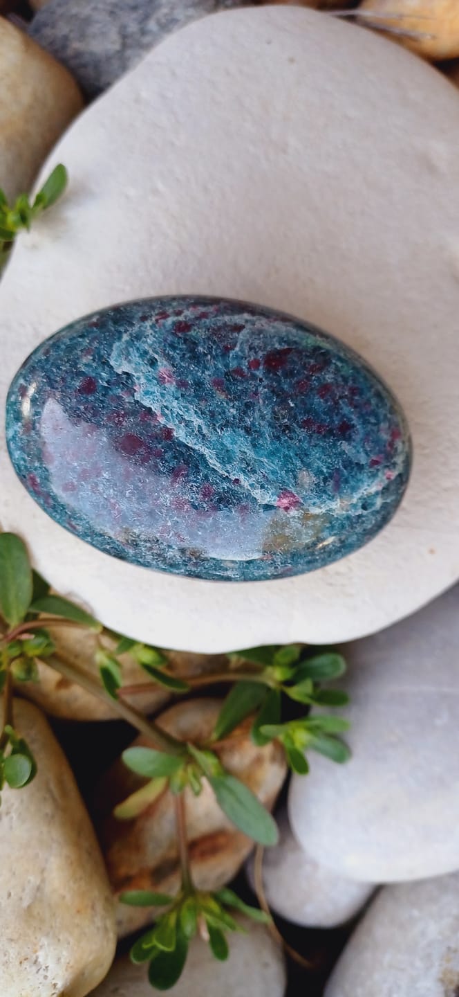 Customer photo review of Rubis sur Cyanite - Galet