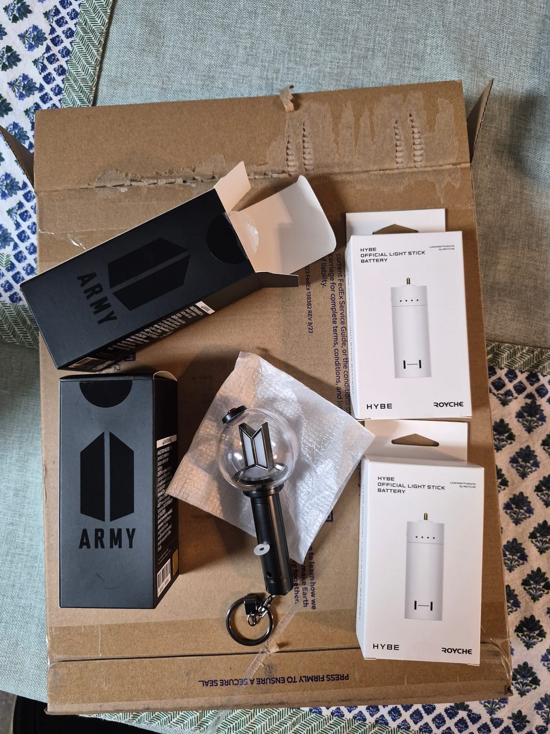 Customer photo review of HYBE OFFICIAL LIGHT STICK BATTERY