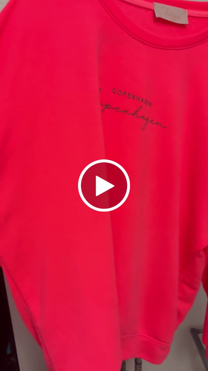 Customer video review of Sweater mit Rückenprint COPENHAGEN pink