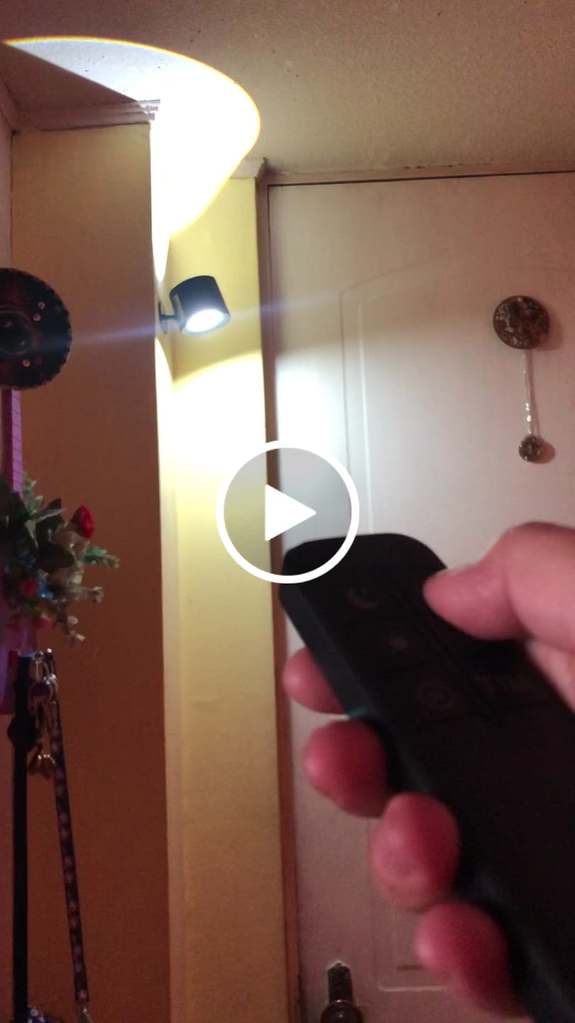 Customer video review of Lámpara de Velador Bidireccional 360° - USB Recargable - Control Remoto