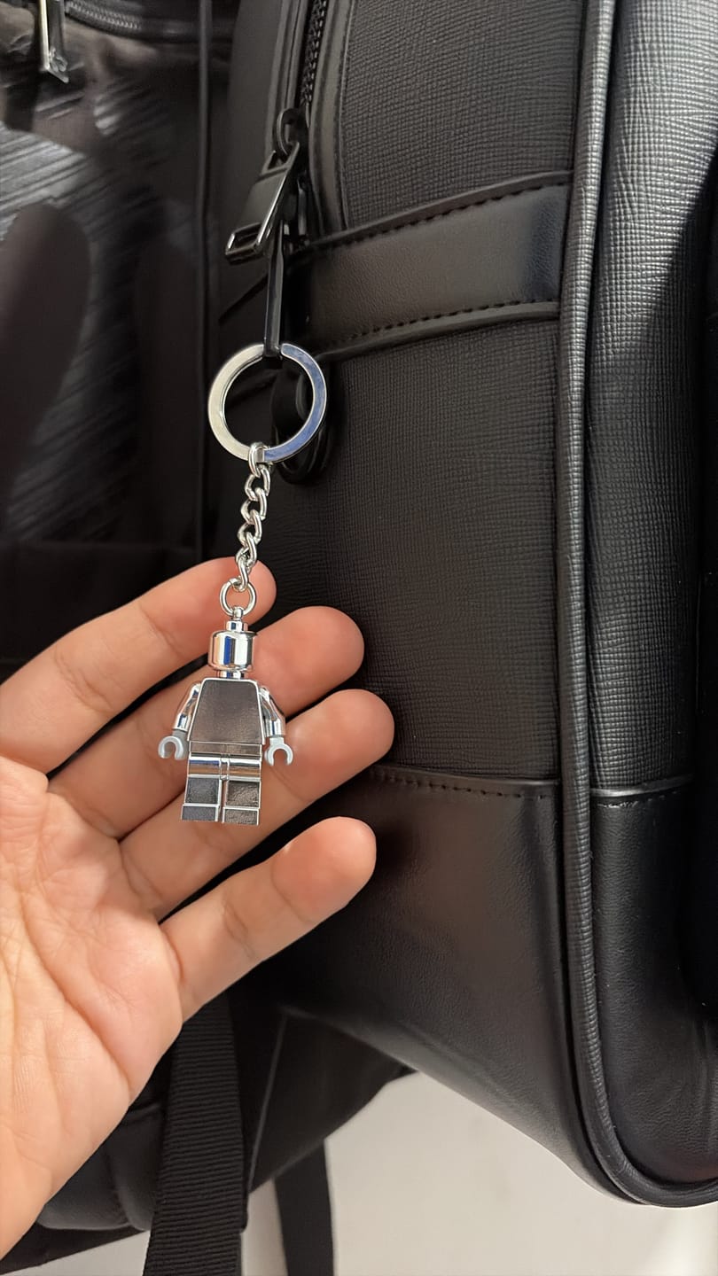 Customer photo review of LLAVERO CON MINIFIGURA PLATEADA
