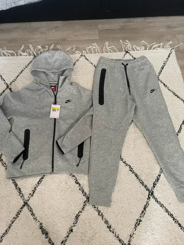 Customer photo review of Sweat à capuche Nik tech fleece gris S