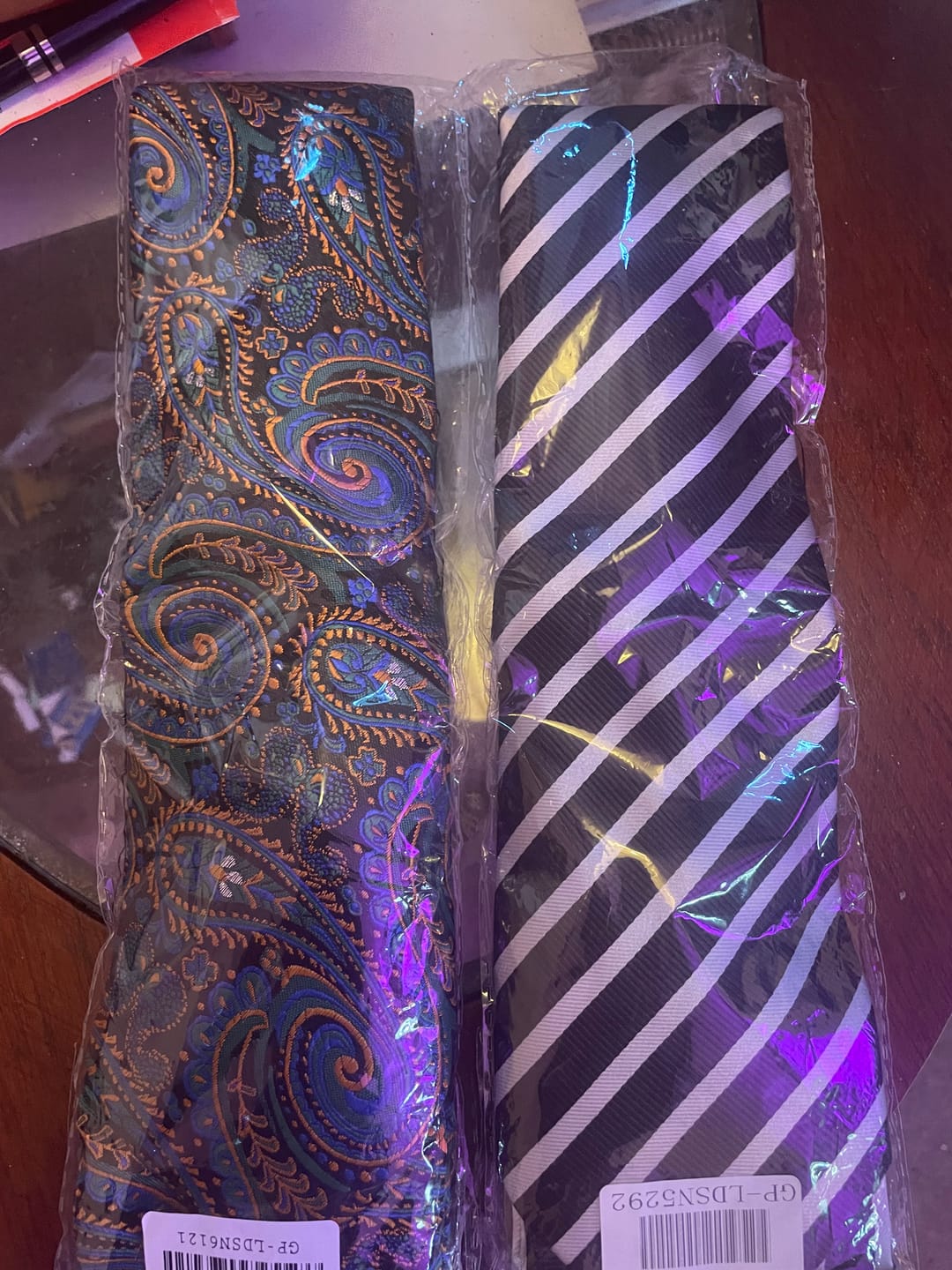 Customer photo review of Barry. Wang Black Striped Tie Silk White Necktie Necktie Handkerchief Cufflinks Set for Wedding Business