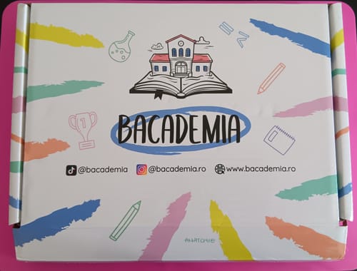Customer's packaging box for Carte Anatomie Bacalaureat, featuring colorful graphics and social media handles.