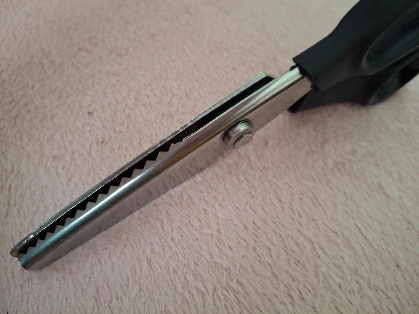 Customer photo review of TYIIPLUS™ Stainless Steel Pinking Shears – 9.1" Zig Zag Fabric Scissors for Sewing, Quilting, Dressmaking & DIY Crafts