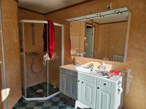 Reviewer's bathroom showing Firenze selvklebende fliser on the walls before the upgrade.