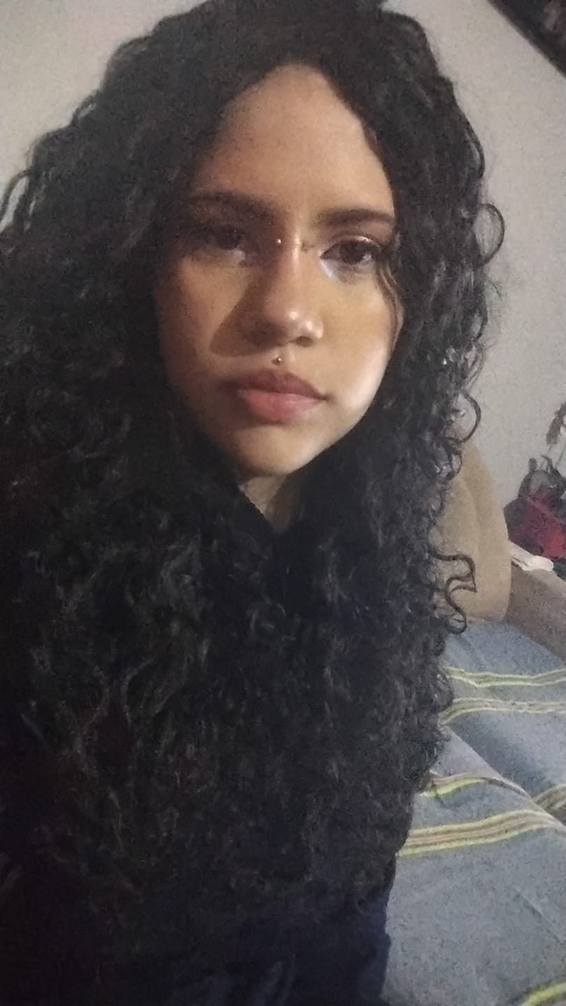 Customer photo review of Peruca Portia Castanho Escuro Cacheada