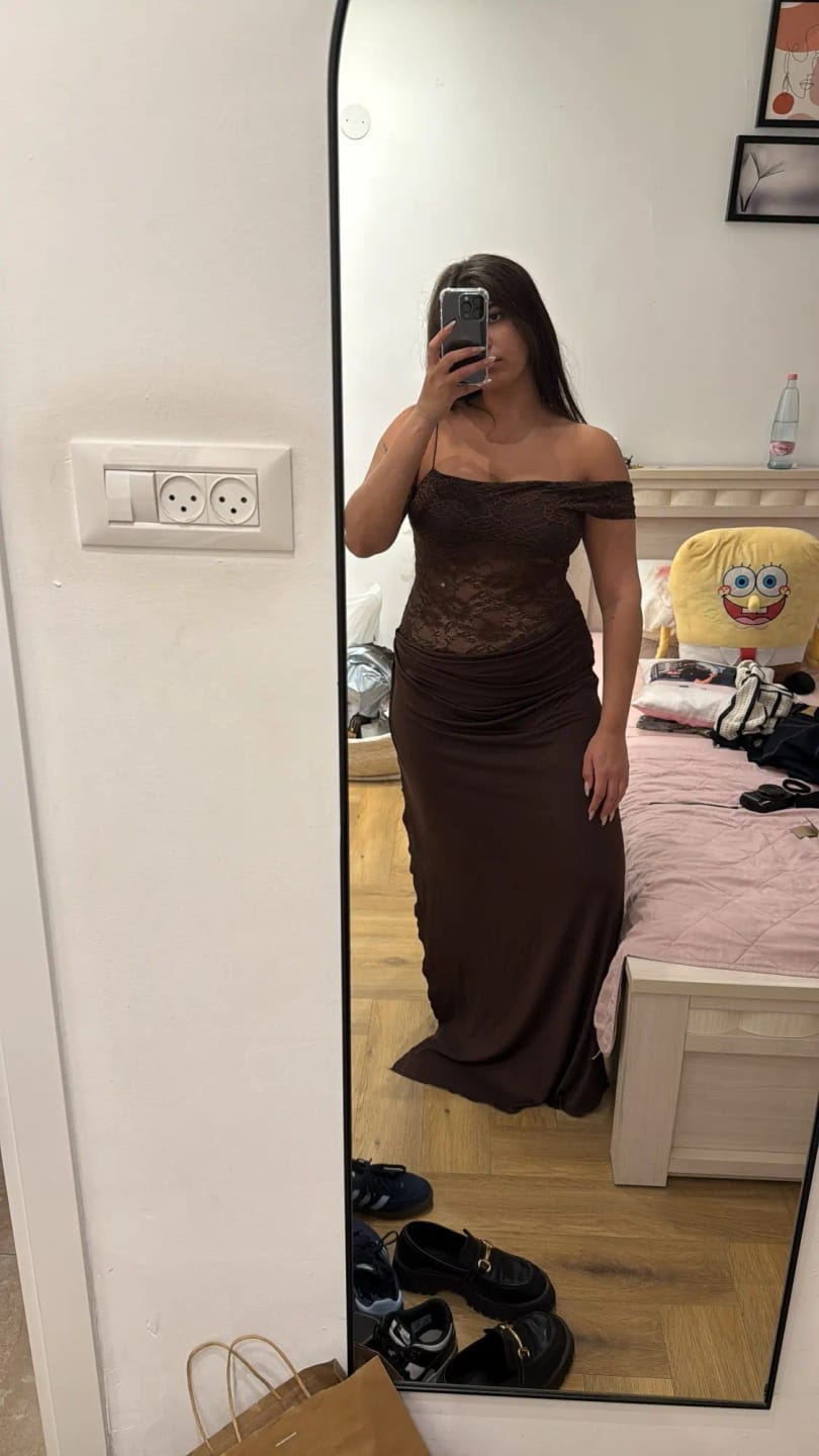 Customer photo review of Robe Maya – Robe longue moulante en dentelle à épaules dénudées