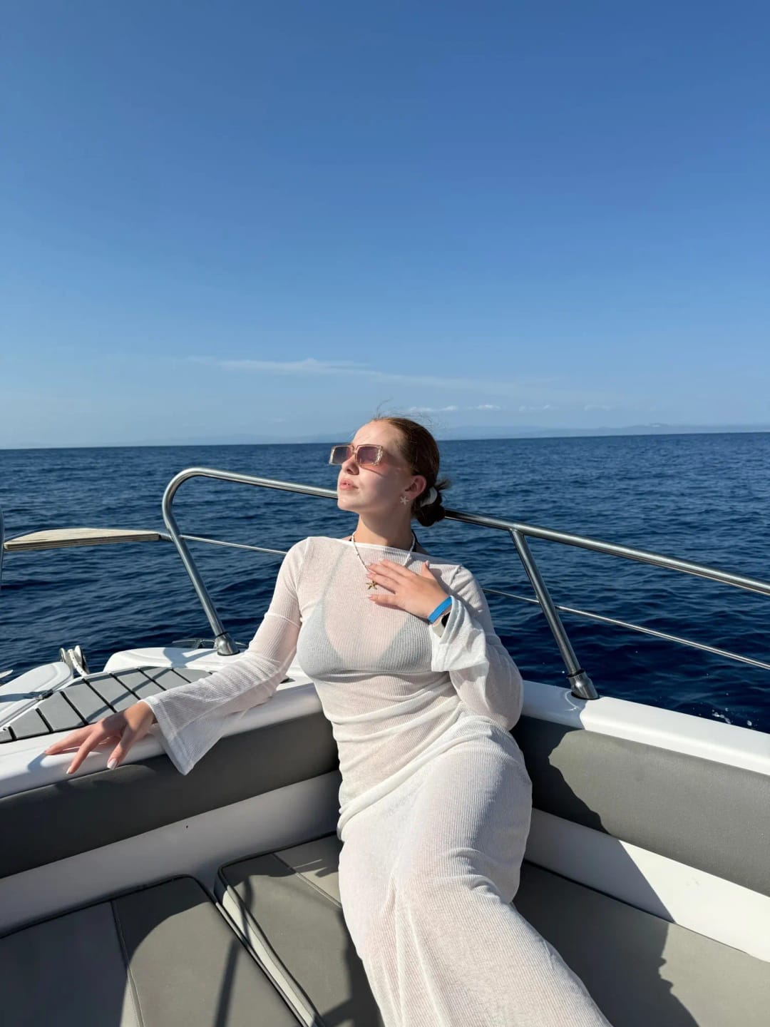 Customer photo review of Robe Louise – Robe longue moulante à manches évasées