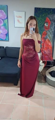 Customer photo review of Robe Maya – Robe longue moulante en dentelle à épaules dénudées