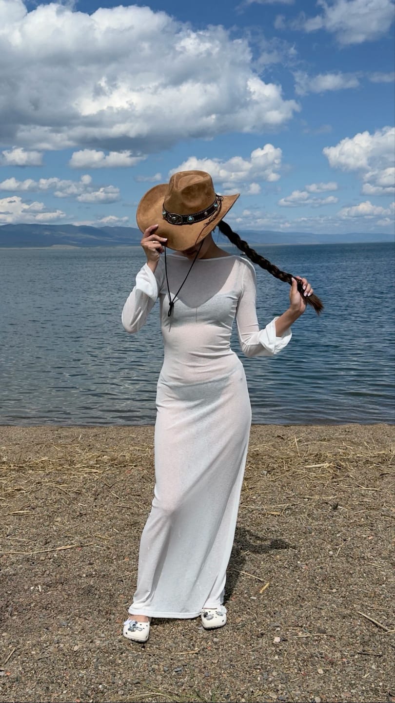 Customer photo review of Robe Louise – Robe longue moulante à manches évasées
