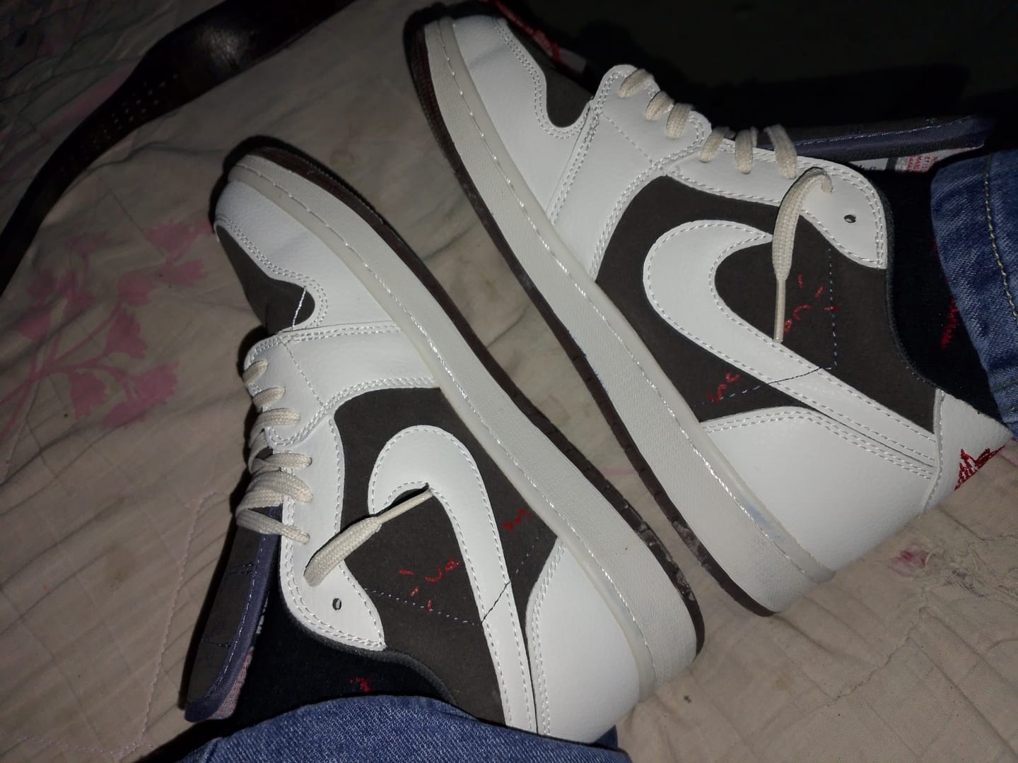 Customer photo review of Tenis Travis Low Reverse Moca