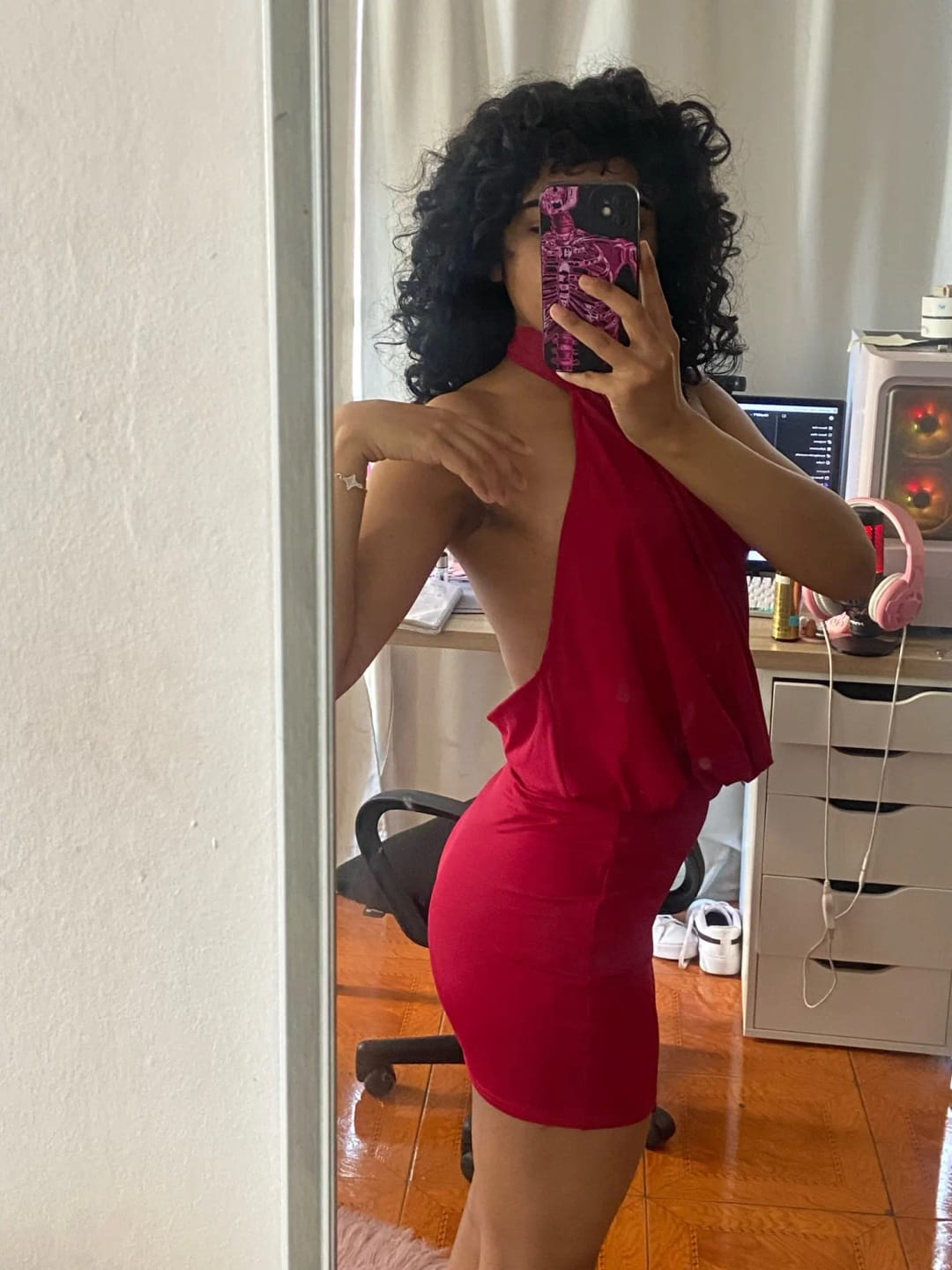 Customer photo review of Robe Alice – Mini robe dos nu drapée à encolure halter