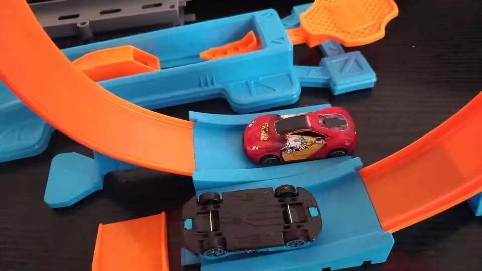 Customer photo review of Schleuderstarter Autorennbahn Kinder | Dual Launcher Looping Zweispieler Rennset