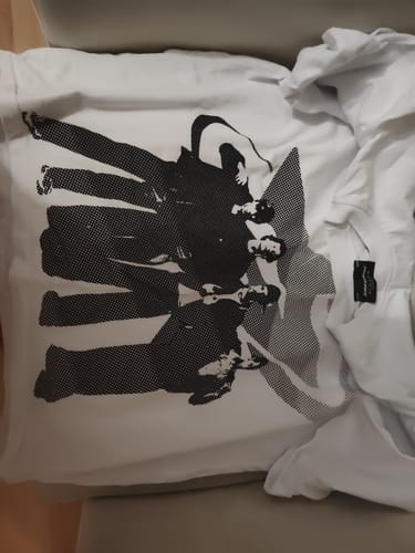 Reviewer's Radikal Merch beyaz boxy tişörtün sırt baskısını gösteren detaylı bir çekim.