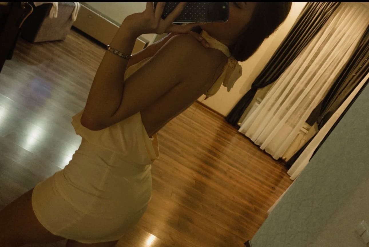 Customer photo review of Robe Alice – Mini robe dos nu drapée à encolure halter
