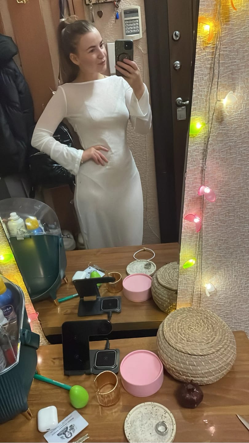 Customer photo review of Robe Louise – Robe longue moulante à manches évasées