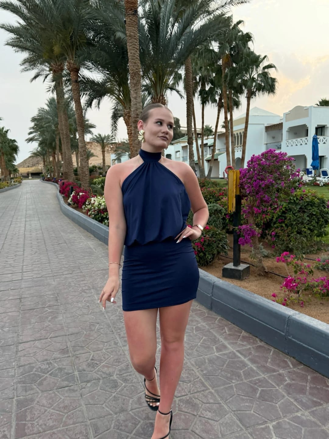 Customer photo review of Robe Alice – Mini robe dos nu drapée à encolure halter