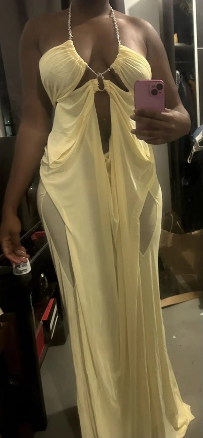 Customer photo review of Robe Sofia – Robe longue dos nu à chaînes et découpes