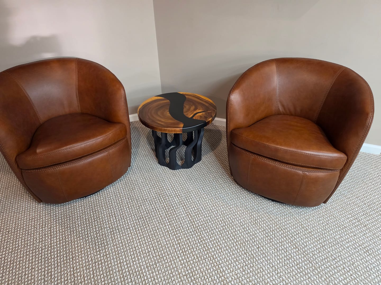 Customer photo review of Coffee Table 23" Round Handcrafted Design for Living Room - 107 Diadem