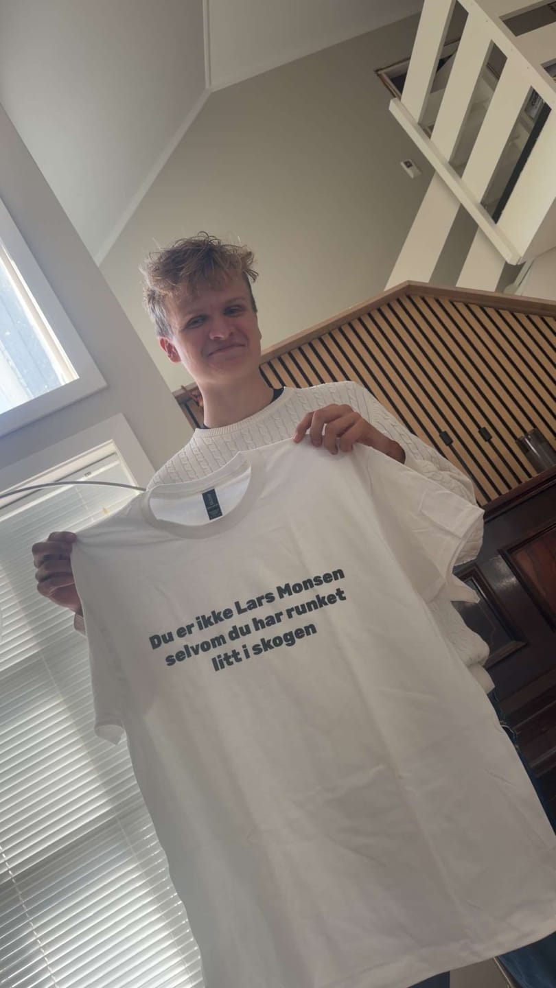 Customer photo review of Du er ikke Lars Monsen selvom du har runket litt i skogen - T-skjorte