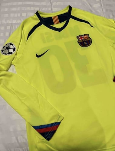 Customer photo review of Barcelona Away 2005-2006 (Feels Like New) - Size M