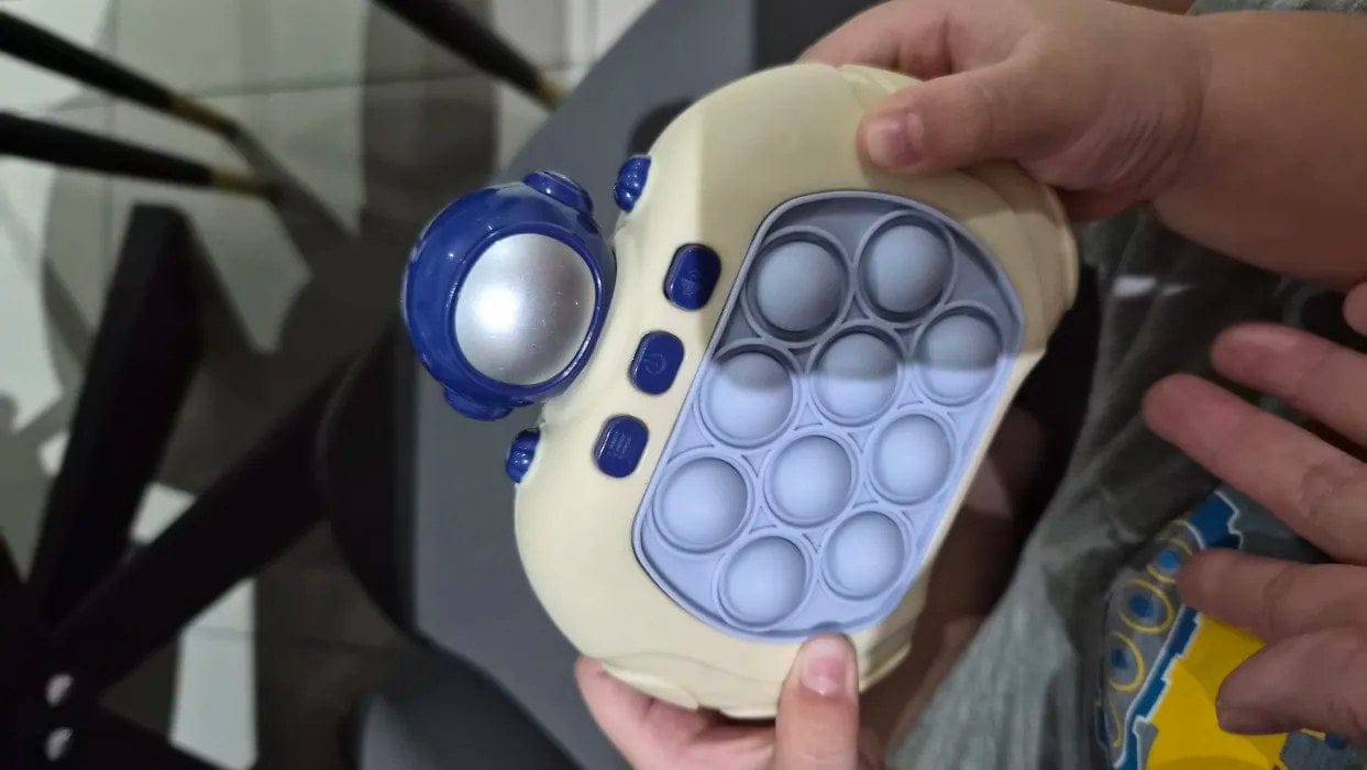 Customer photo review of Pop It Reaktionsspiel Handkonsole | Geschicklichkeitsspiel Kinder Reflextraining Tiermotiv