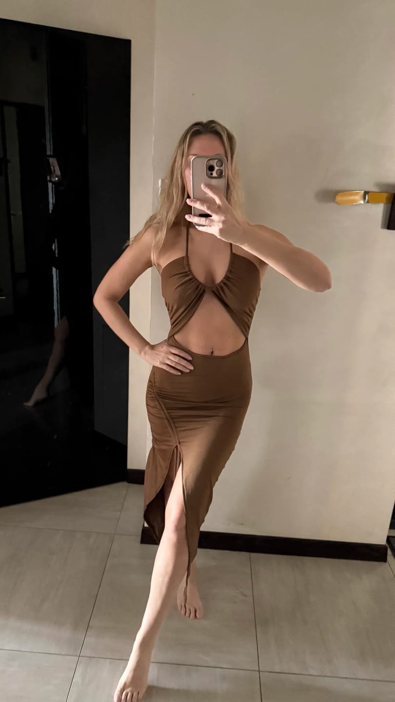 Customer photo review of Robe Julie – Robe midi moulante cut-out à col V