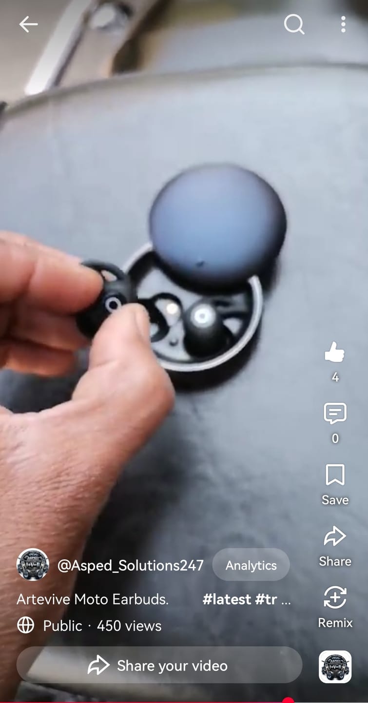 Customer photo review of Moto Earbuds