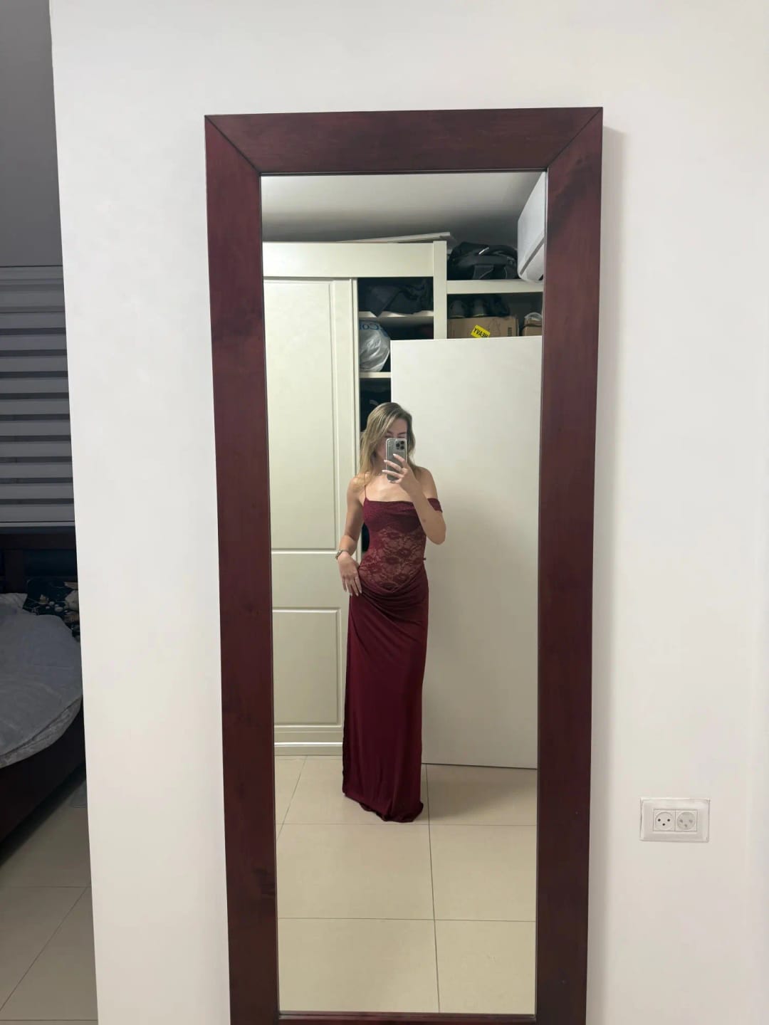 Customer photo review of Robe Maya – Robe longue moulante en dentelle à épaules dénudées