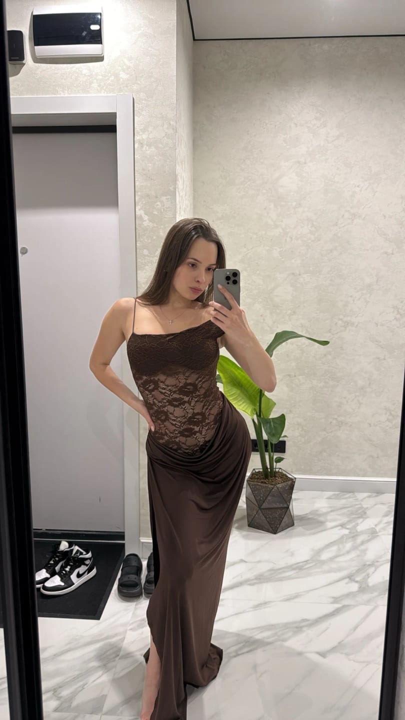 Customer photo review of Robe Maya – Robe longue moulante en dentelle à épaules dénudées