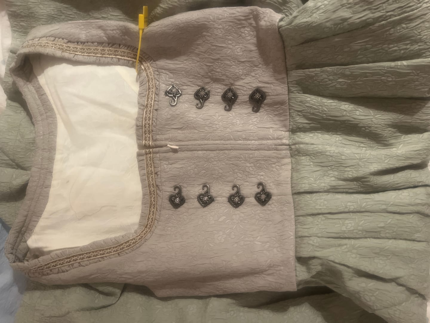 Customer photo review of Jacquard Dirndl in Mineralgrün mit Eckigem Ausschnitt Romy