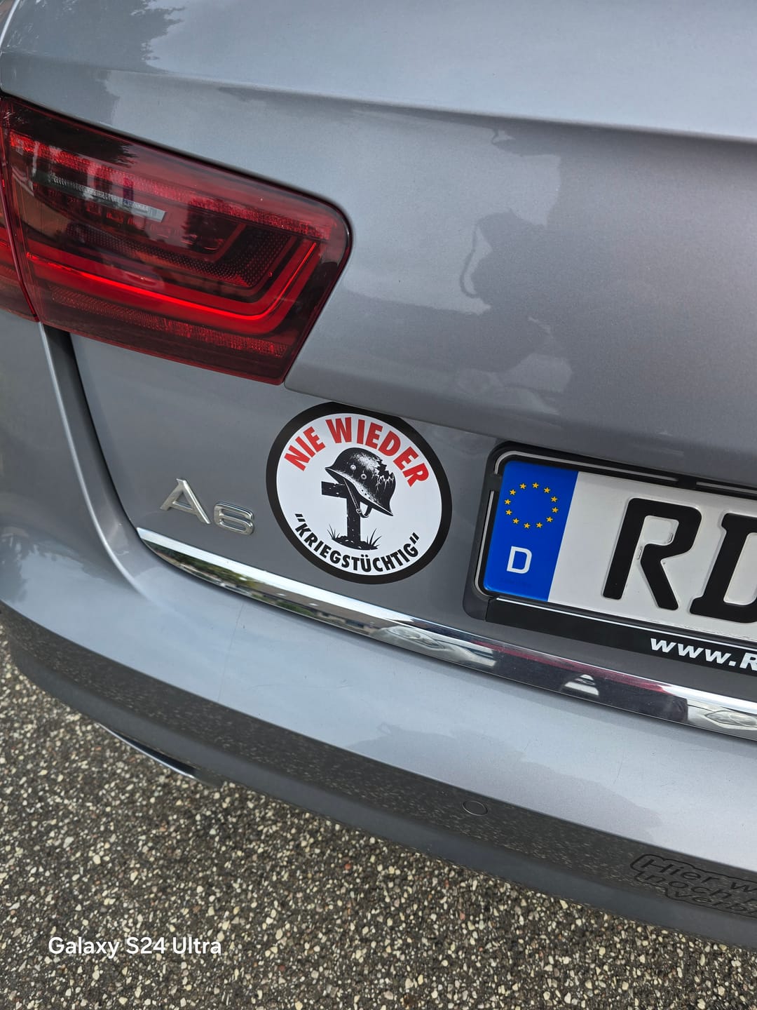 Customer photo review of GROSSE STICKER / AUFKLEBER • NIE WIEDER "KRIEGSTÜCHTIG" (10 STK.)