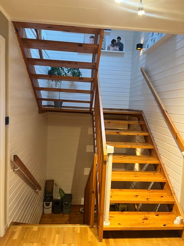 Reviewer's original wooden staircase before applying the Santana Eik Kalk kontaktplast, showing the initial state.