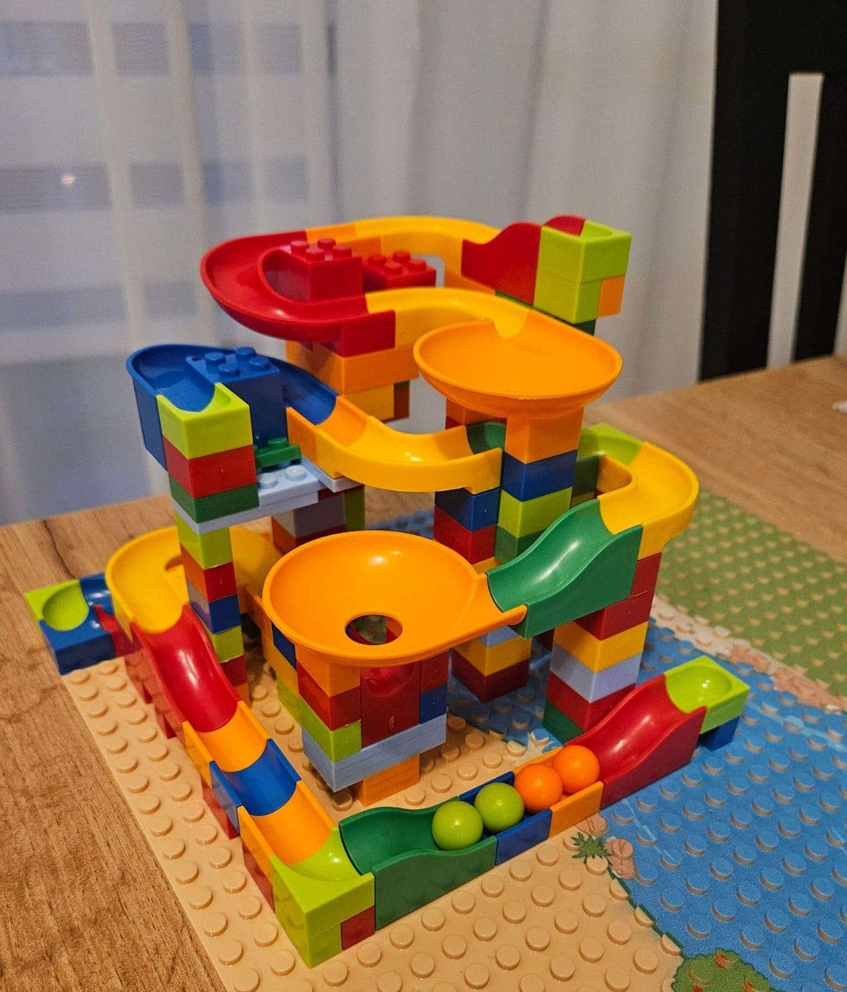 Customer photo review of Kugelbahn Baukasten Konstruktionsspielzeug | Bausteine Murmelbahn Kinder Rennbahn selber bauen