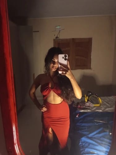Customer photo review of Robe Julie – Robe midi moulante cut-out à col V