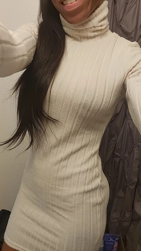 Customer photo review of Robe Emma – Mini robe côtelée à col roulé et manches longues
