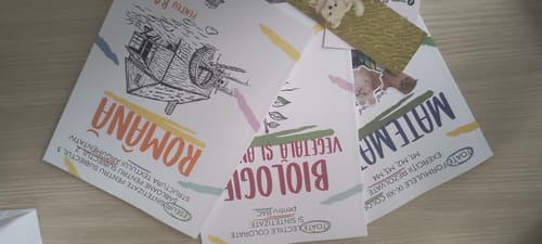 Customer's Pachet Bacalaureat cărți pentru Română, Matematică și Biologie așezate pe o suprafață.