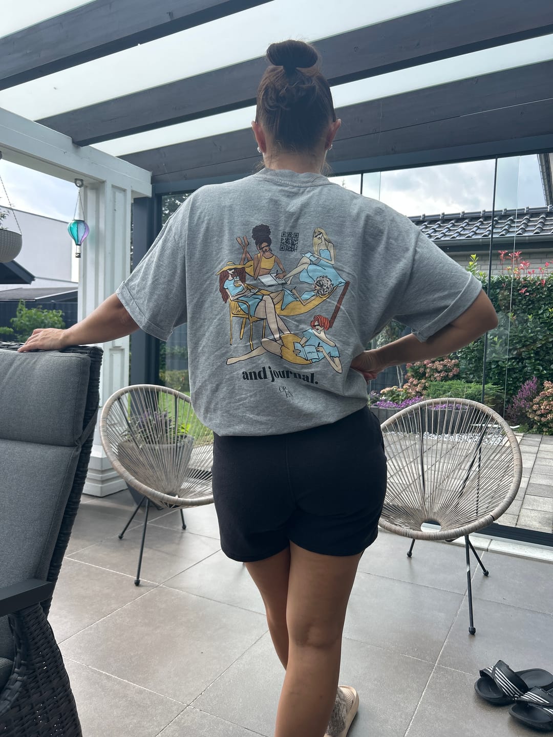 Customer photo review of T-Shirt "hot girls read books & journal" (Unisex)