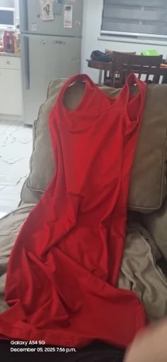 Customer photo review of Robe Sarah – Robe midi moulante à col carré
