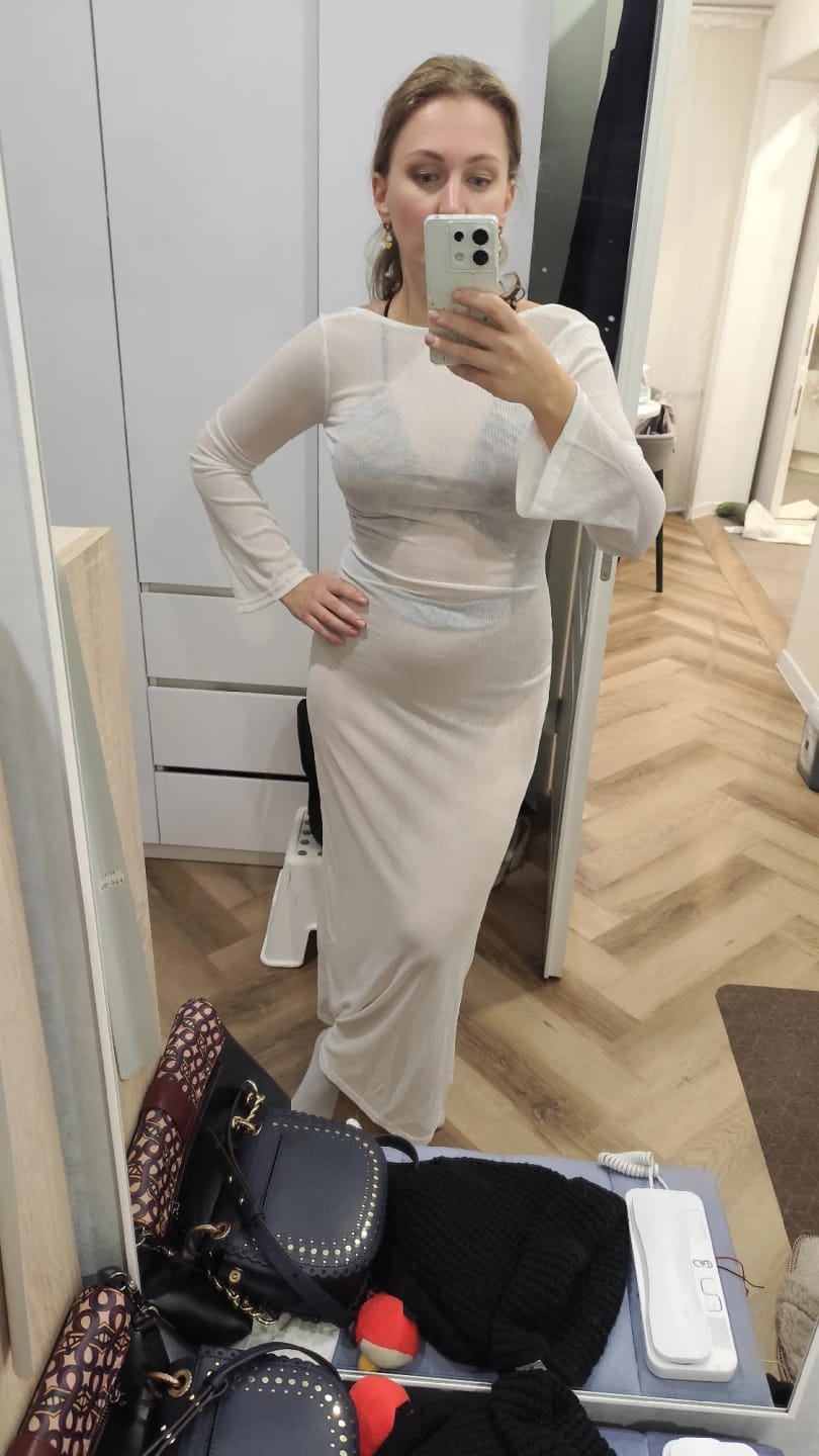 Customer photo review of Robe Louise – Robe longue moulante à manches évasées
