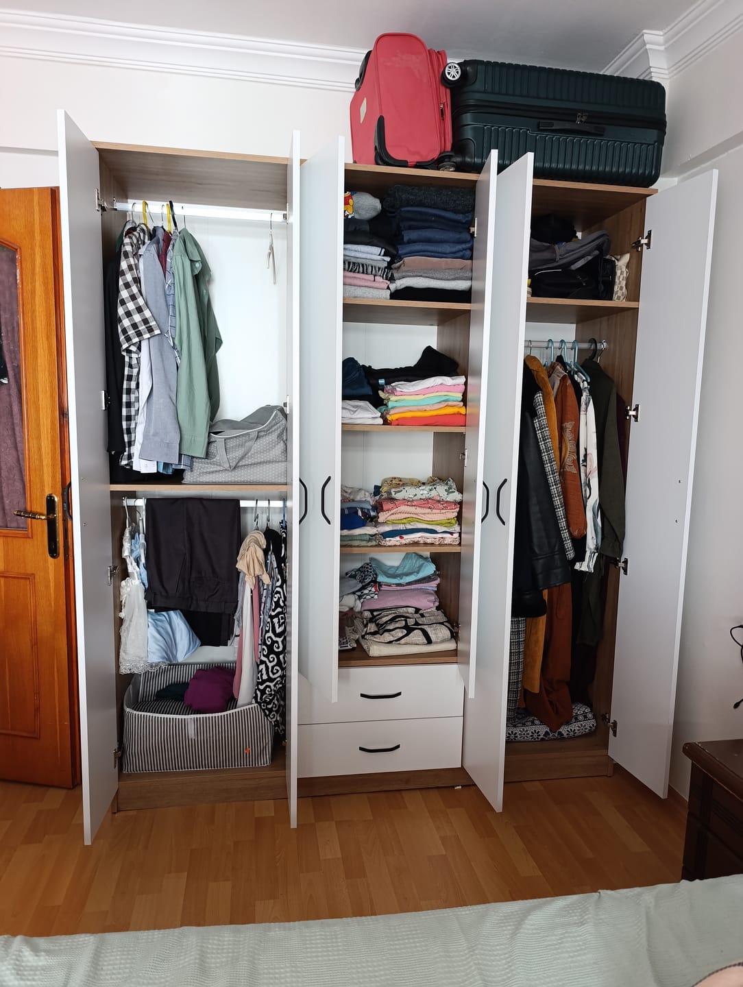 Customer photo review of Rani BA113 Geniş Gardırop Elbise Dolabı 6 Kapaklı 2 Çekmeceli 5 Raflı 3 Askılı Sepet Ceviz - Beyaz