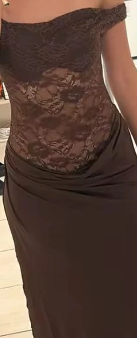 Customer photo review of Robe Maya – Robe longue moulante en dentelle à épaules dénudées