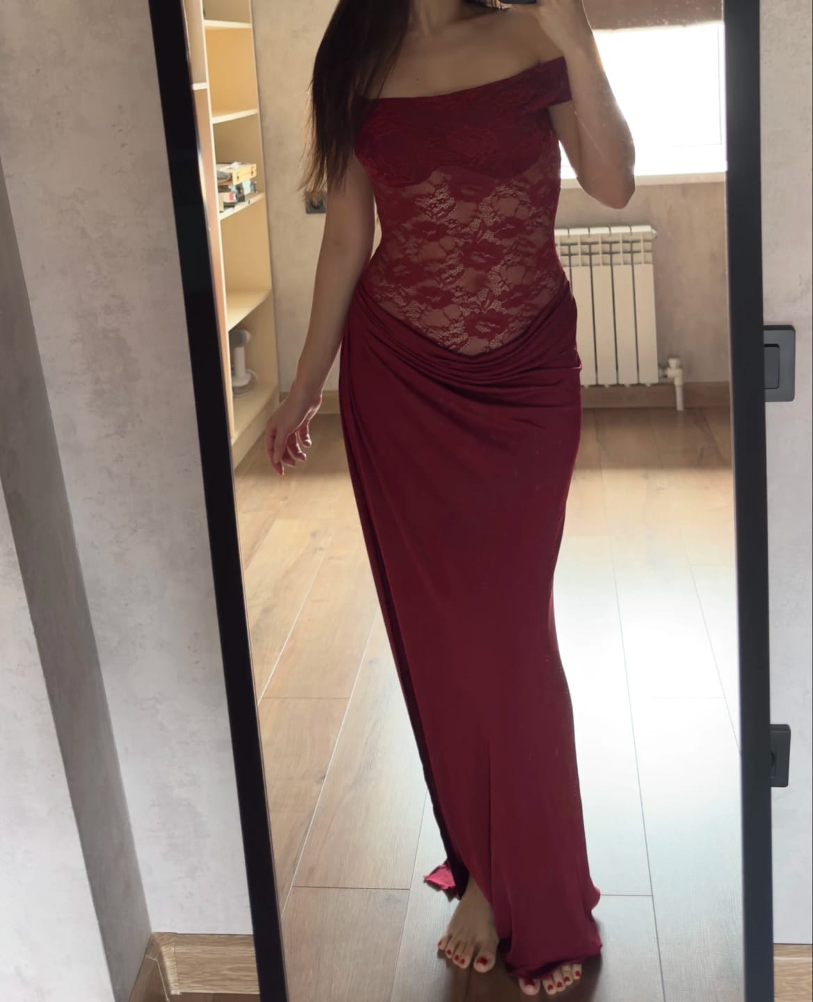 Customer photo review of Robe Maya – Robe longue moulante en dentelle à épaules dénudées