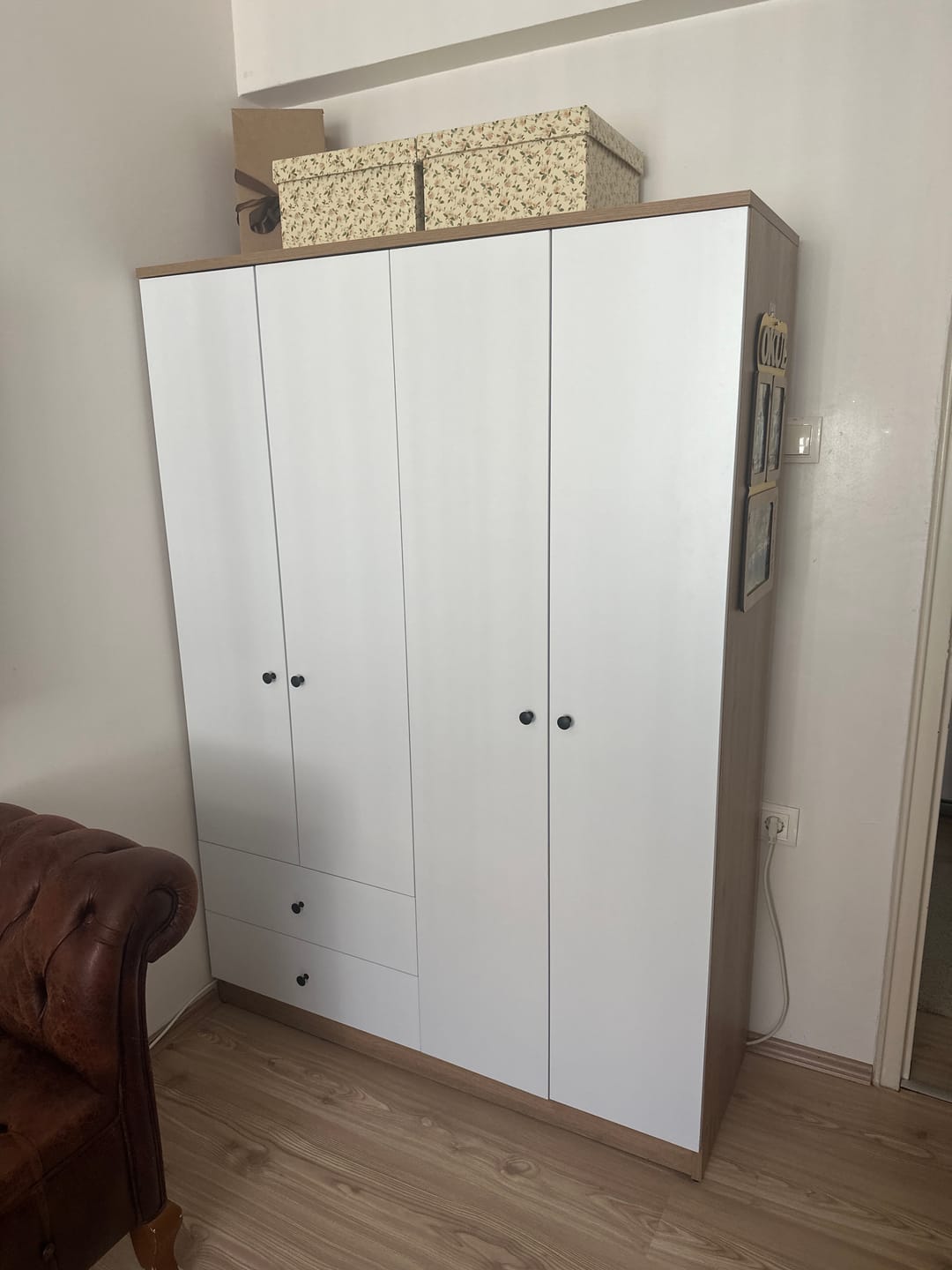 Customer photo review of Rani BA108 Geniş Gardırop Elbise Dolabı 4 Kapaklı 2 Çekmeceli 1 Raflı 2 Askılı Sepet Ceviz - Beyaz