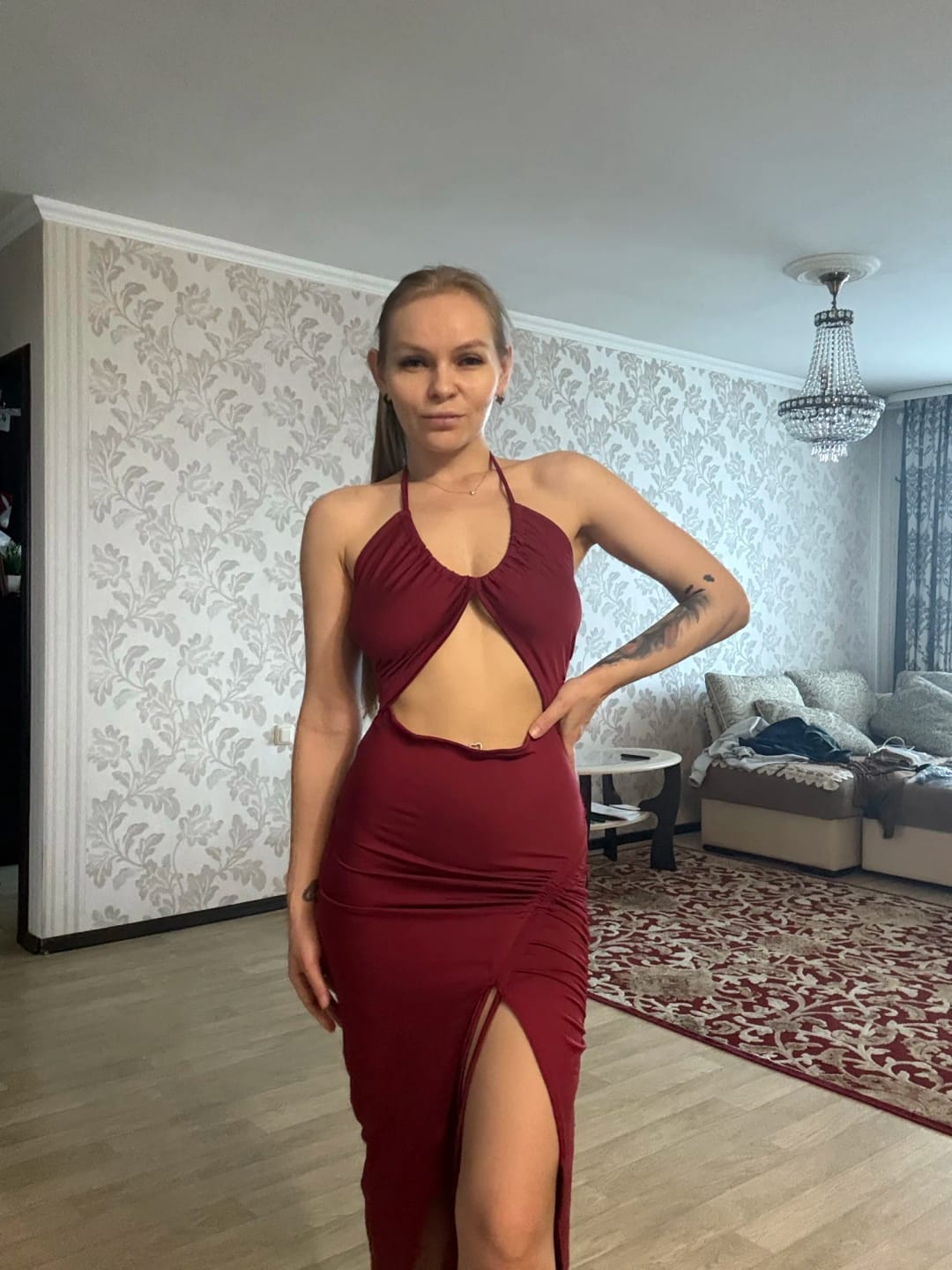 Customer photo review of Robe Julie – Robe midi moulante cut-out à col V
